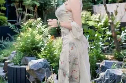 女星超大牌排场惹热议与男助理亲密举动引全网吵翻